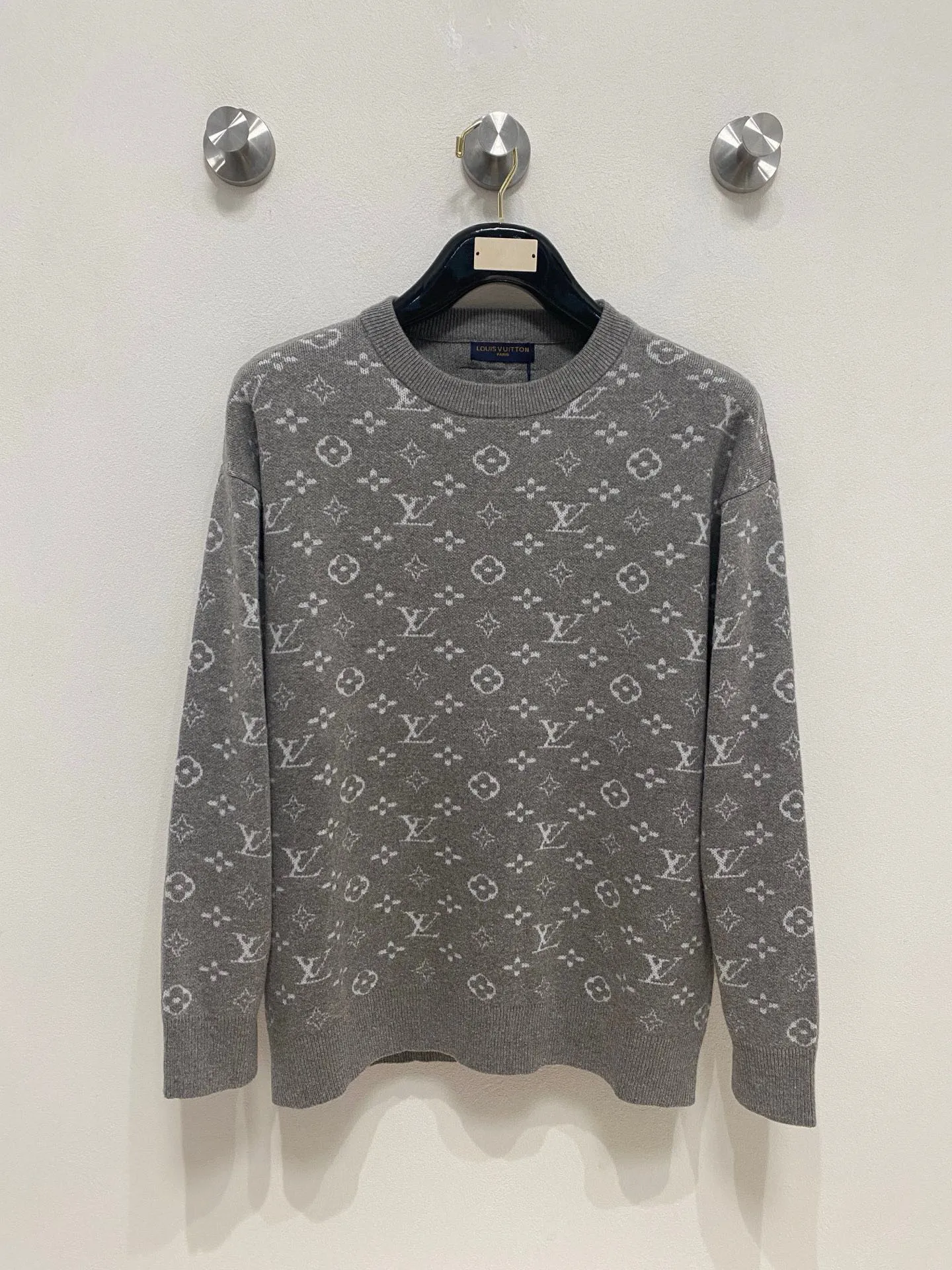 🅿️440 [LV Louis Vuitton] Autumn and winter classic lapel sweater, in full condition! ! ! Wool blended fabric, the latest model in 2025, golden ratio! ! Slim-fitting soft gold, versatile and practical item, the combination and practicality are extremely powerful, simple and elegant, and classy! To create your own style, it is highly recommended to buy it in two colors. The standard slim fit tailoring process is suitable for both young and old men. It is knitted from wool and will not cause any discomfort! While keeping warm, it is stylish, textured and wearable, and the classic logo with contrasting colors on the chest feels in place! ! Recommended for regular customers! ! Size M-3XL (maximum wear: 190 pounds)